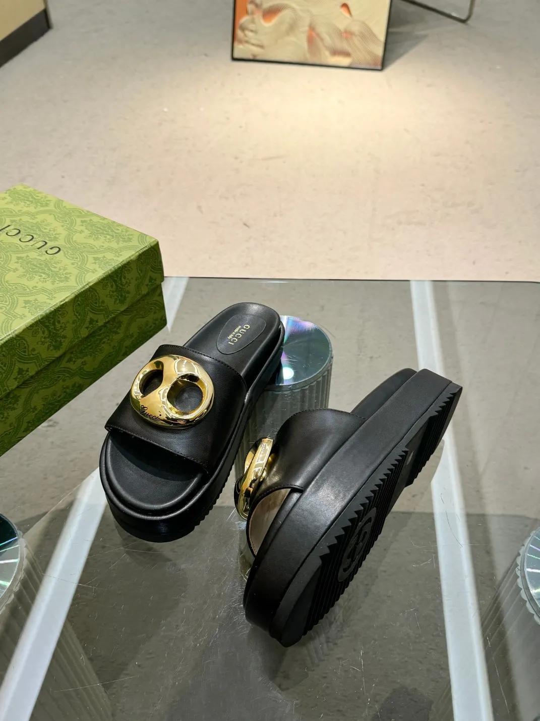 👟👟Ex-factory price 460👟👟 Shipped all year round, Gucci's latest limited edition thick-soled slippers. Top quality for sale. Purchase genuine product for development. The material and workmanship are consistent with the original. Upper: cowhide. Lining: dyed sheepskin. Outsole: Italian private model outsole. Size: 35-43M standard size. 41, 42, 43 are also custom-made and cannot be returned or exchanged. Sole thickness: 5.5cm. Forefoot 4cm.